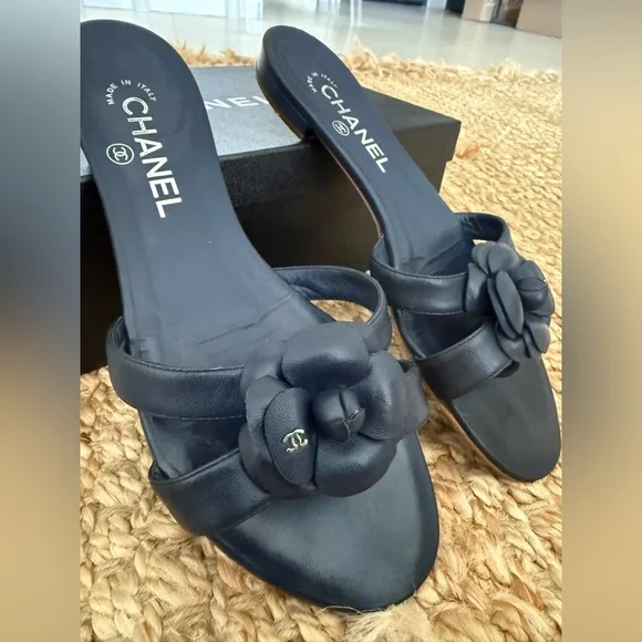 Chanel Camellia Thong Sandals – Navy Lambskin Leather with CC Logo, Size 38.5 - Picture 7 of 9
